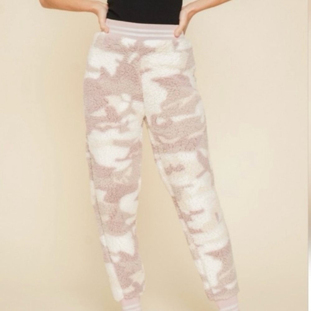🎀Hem & Thread (Anthropologie) Cream and Pink Camo Sherpa Jacket and Pant Set🌸 - Picture 2 of 9